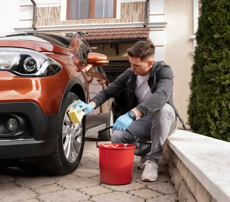 Lavage auto à domicile Saint-Sylvestre-Pragoulin : professionnel intervenant sur un véhicule